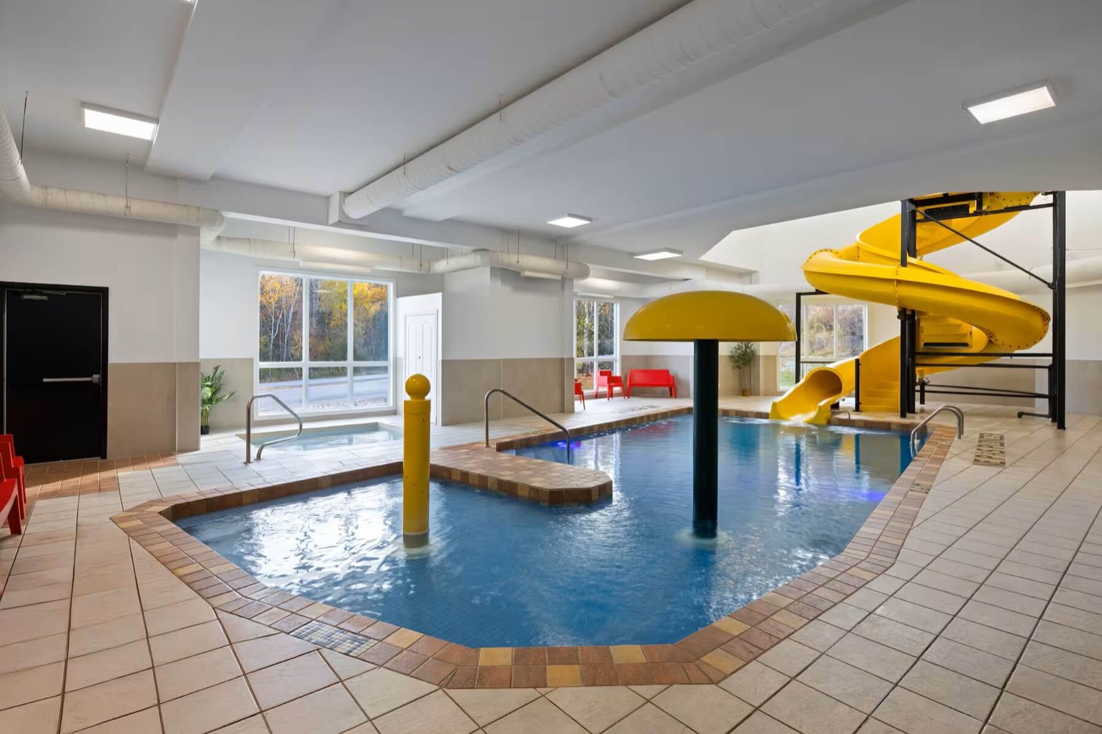Piscine intérieure de l'Hôtel Terra avec sa glissade