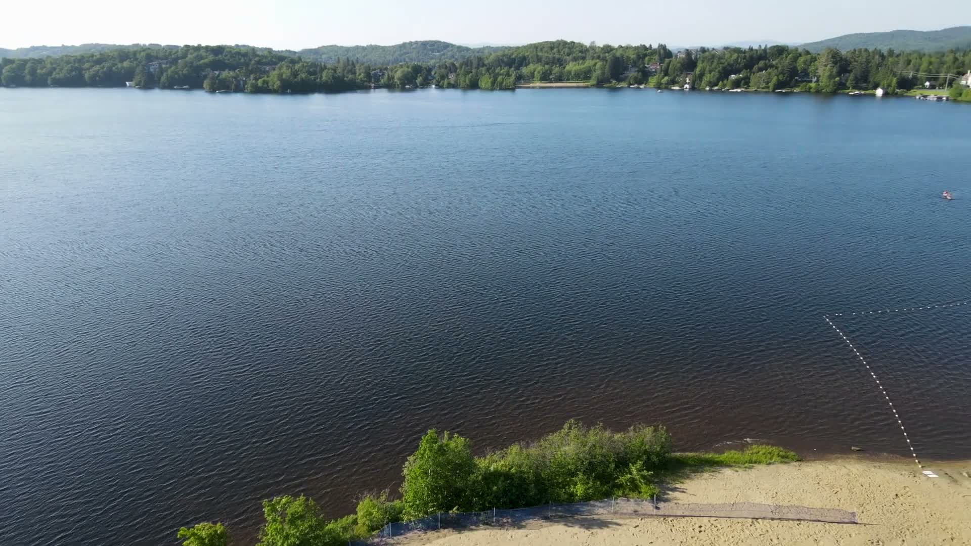 Vue aérienne du Lac des Sables et de la plage en été à Sainte-Agathe-des-Monts
